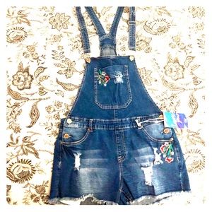 🌺 Denim overall shorts w/ flower appliqués 🌺 NWT